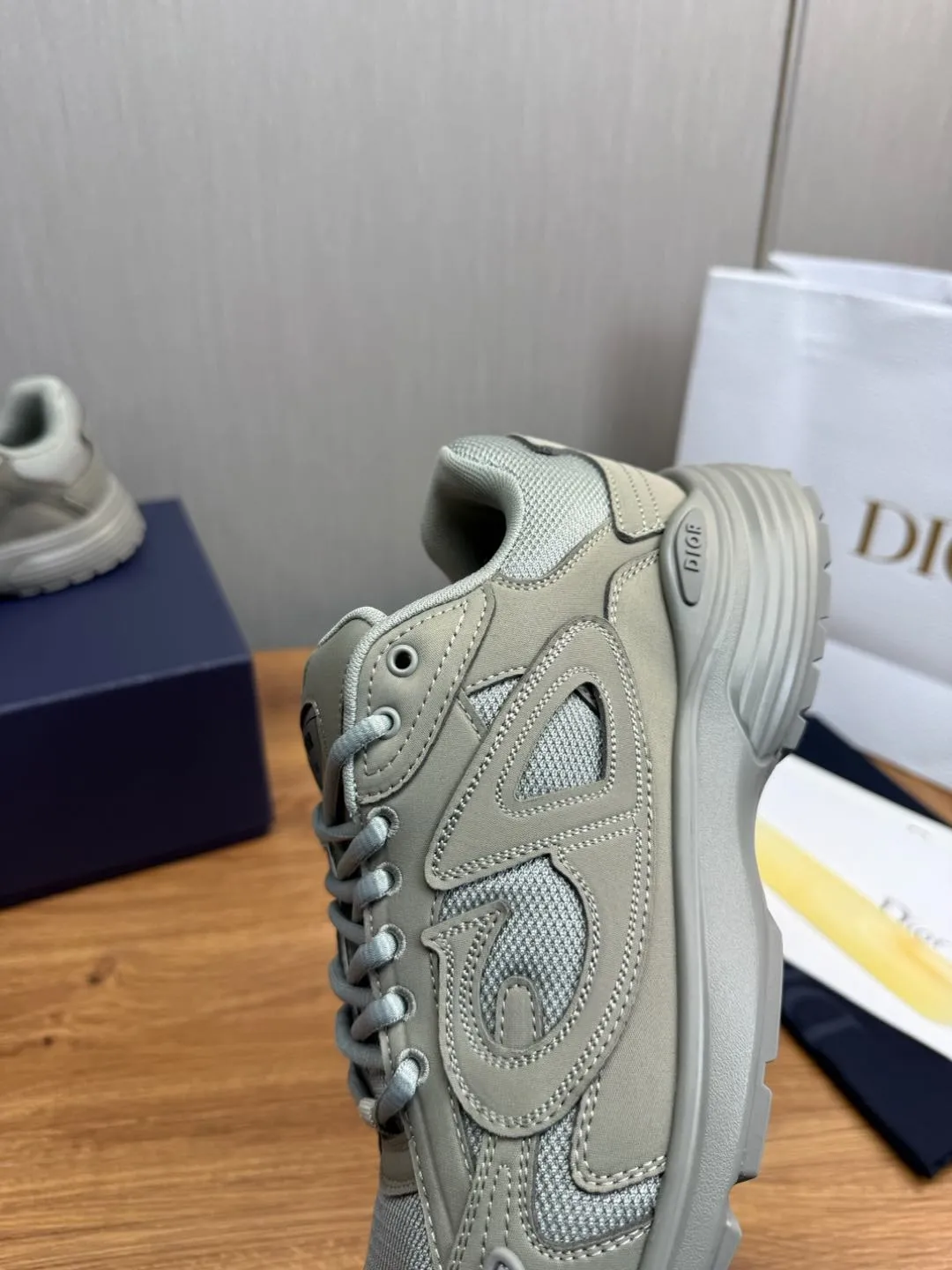 Men's men's shoes 💰740💰 D's Dior ~ New B30 Couple 👫 low-top sneakers ✅ are carefully made of gray mesh fabric and white technical fabric, decorated with reflective "CD30" graphic logo, and "DIO ~ B30" and "CD30" logos on the heel and tongue. An extra-light, sculpted rubber sole with signature accents adds style, while internal stretch details create ideal comfort. It can be matched with various casual styles to show the fashionable and modern sports style〰️ Size: 35-40 (customized at 40 for women) 39-45 (customized at 38.45 for men)